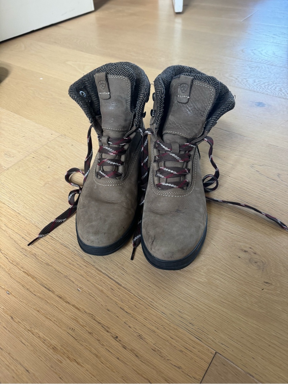Ariat Women’s 8 Brown Lace-Up Outdoor Boots with Patterned Laces